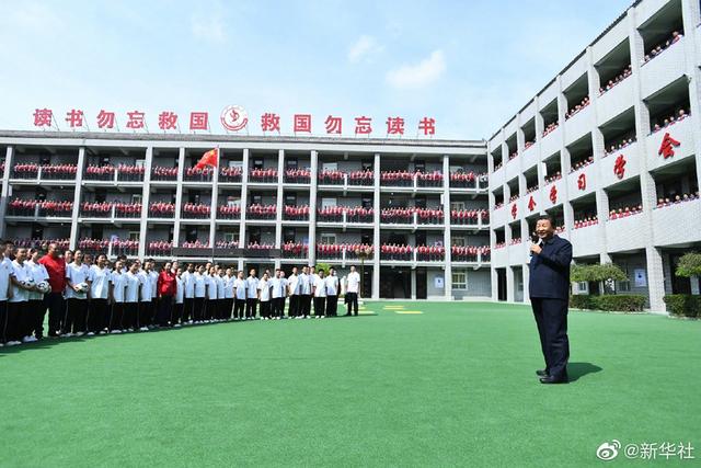 习近平勉励中学生：全面发展<strong></p>
<p>国之栋梁</strong>，成为国之栋梁